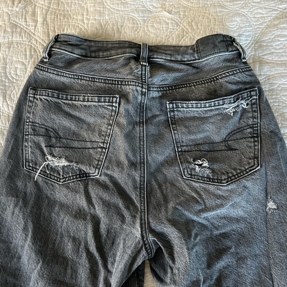 American Eagle high-waisted ripped mom jeans (SIZE 2 SHORT) - Picture 4 of 5